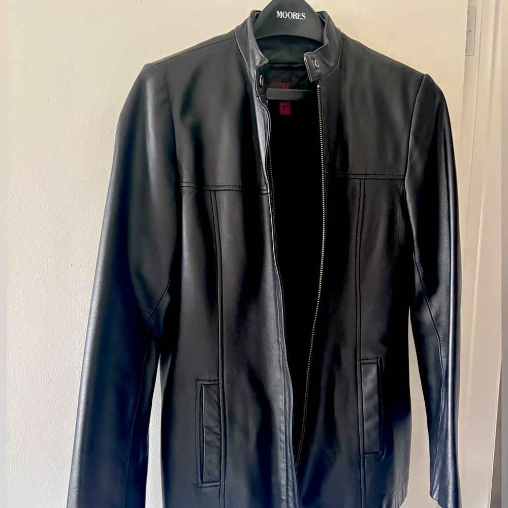 Danier Black Leather Jacket Sleek Modern Design